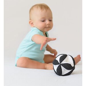 MyMoo Montessori úchopový míček - Tečky/černobílá